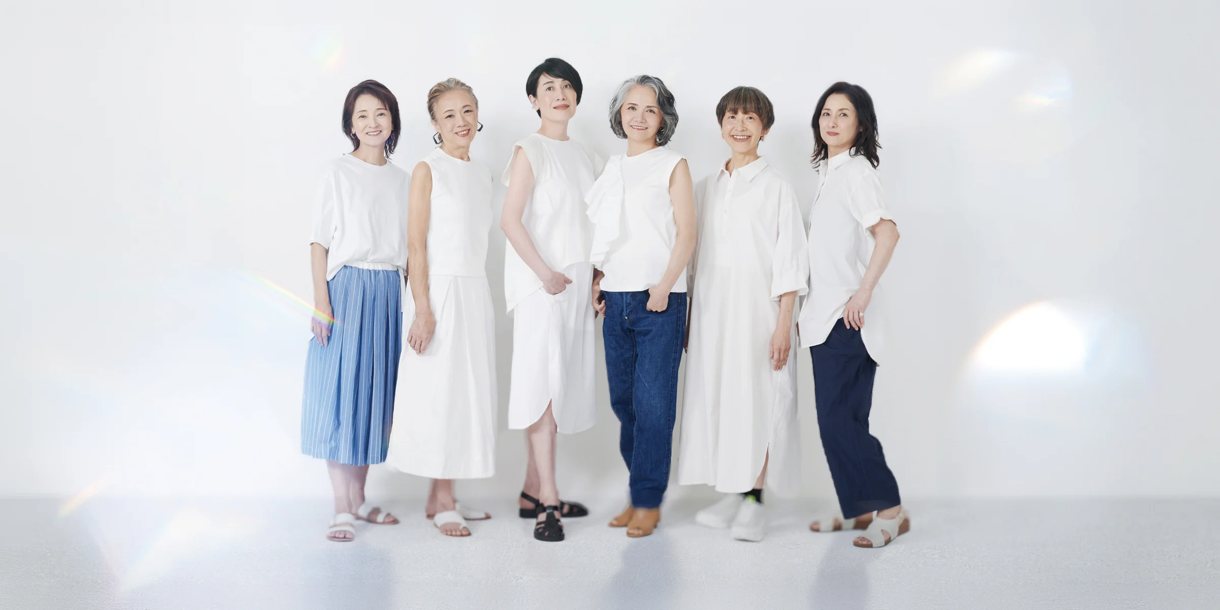 白い服を着て並ぶ、6人のシニア女性