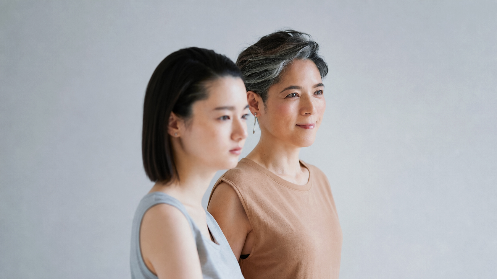並んで立つ二人の女性