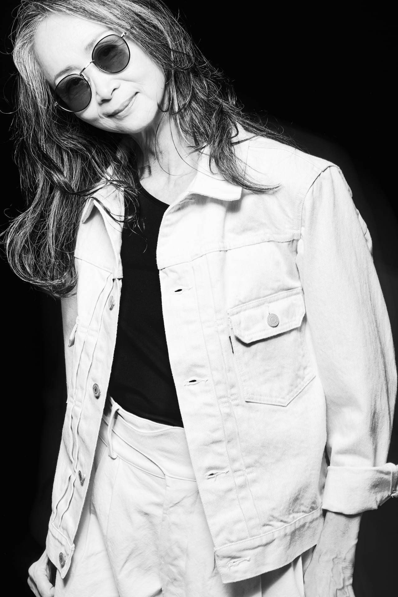 サングラスをかけたシニア女性のモノクロポートレート
