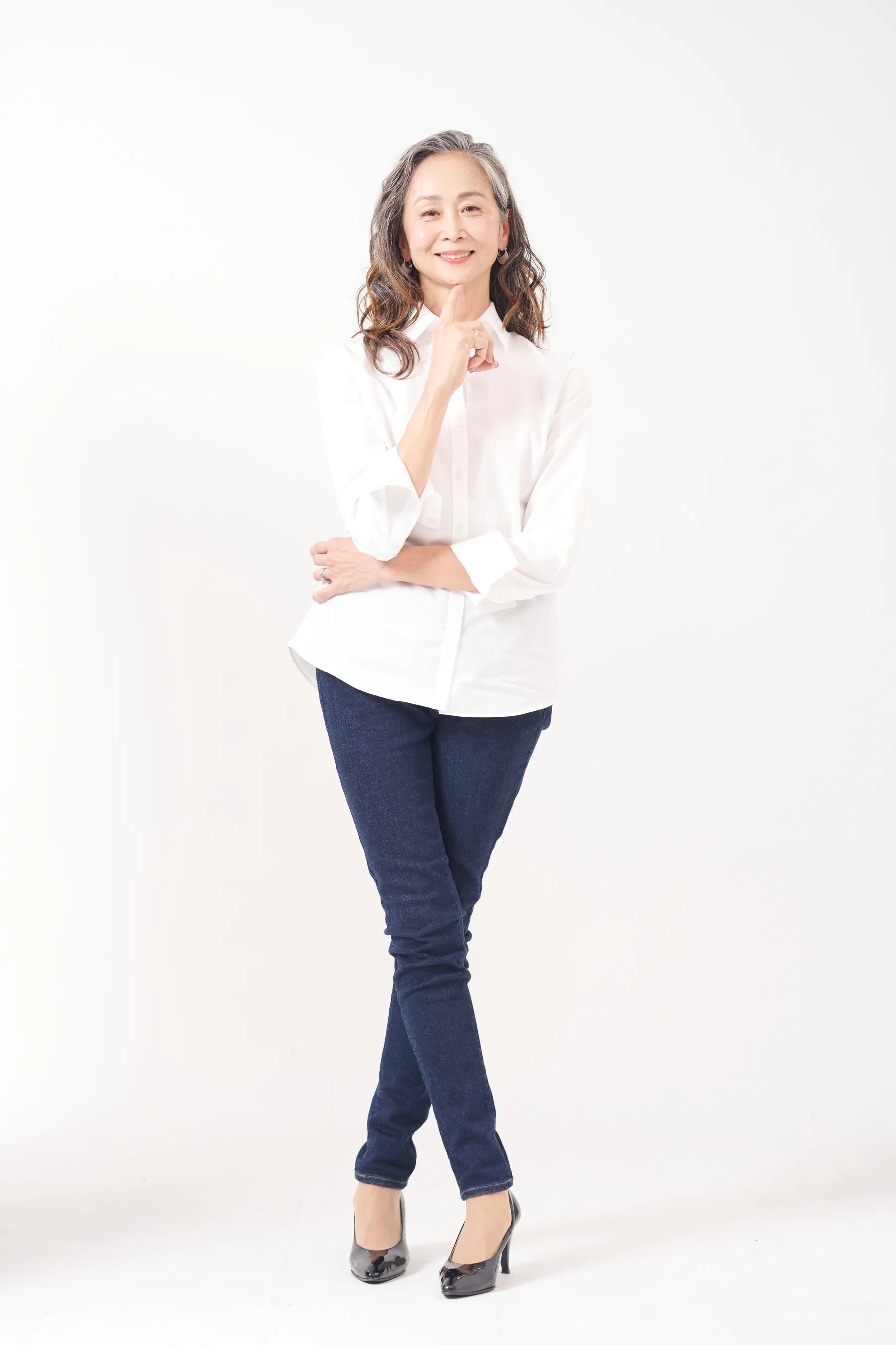 白いシャツを着たシニア女性