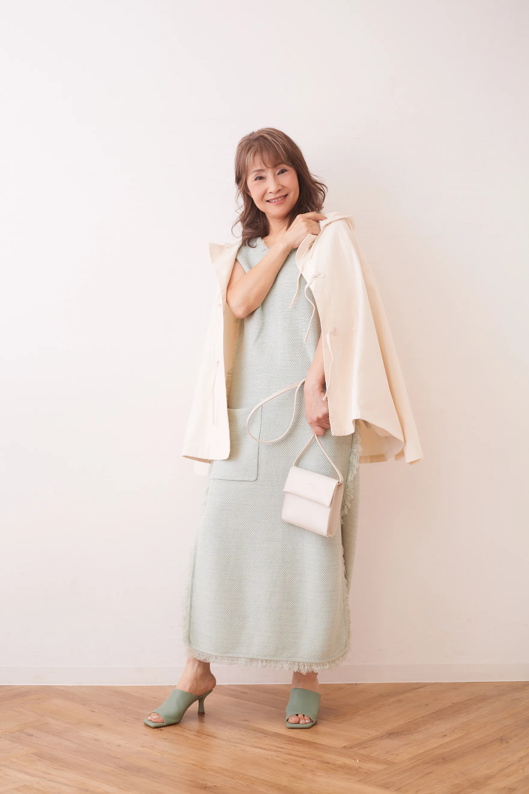 淡い色の服を着たシニア女性