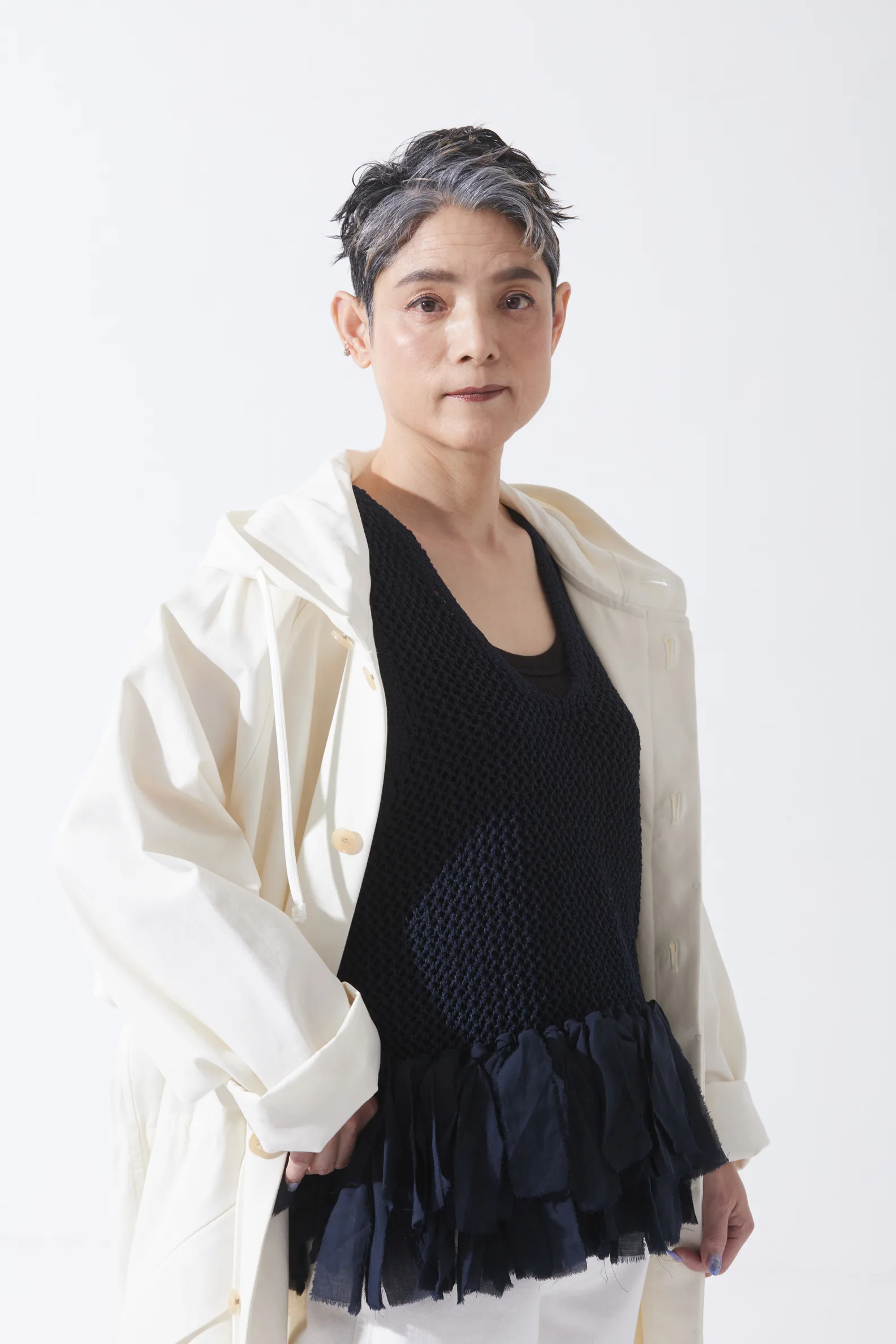 黒い服を着たシニア女性
