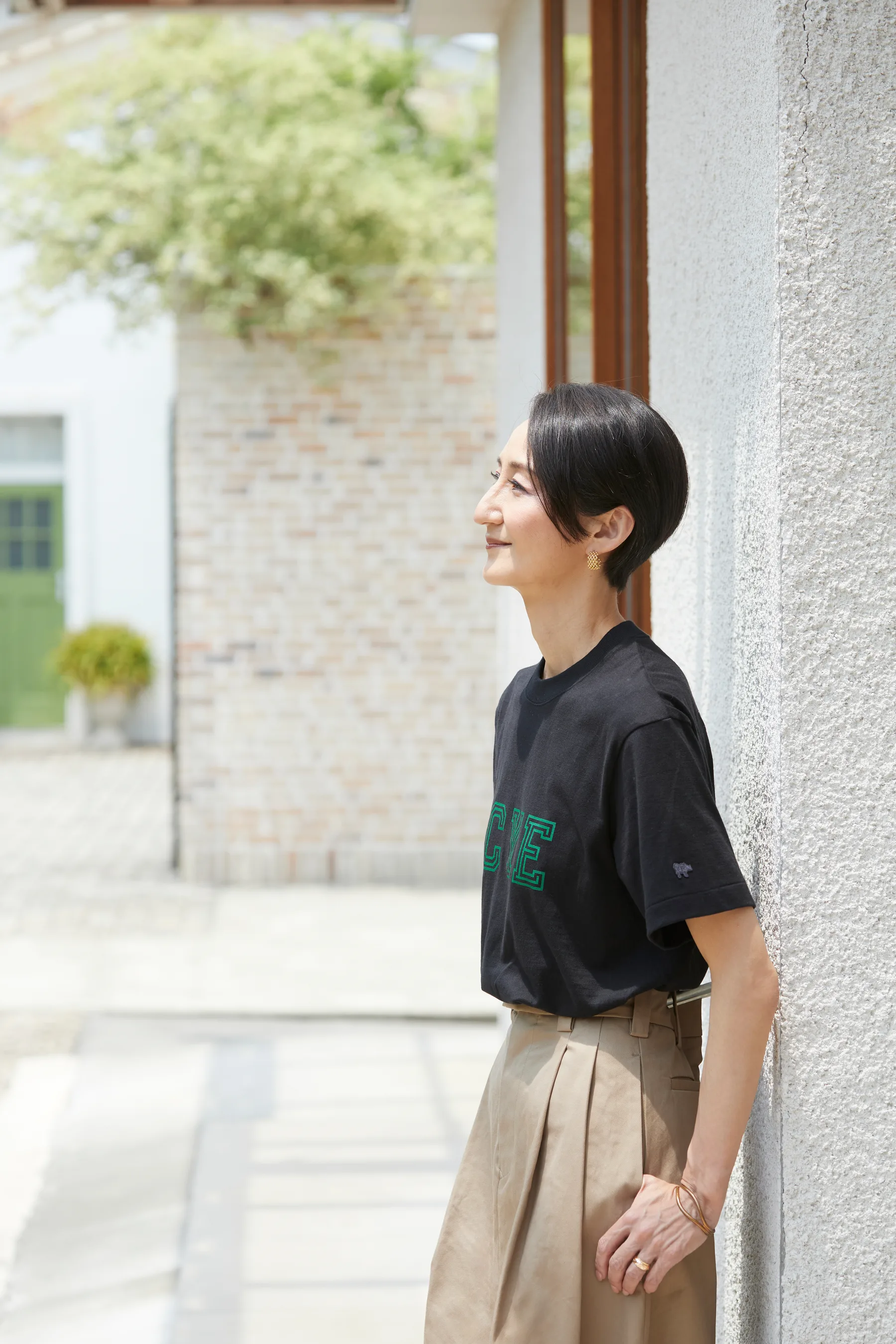 屋外でポーズをとるシニア女性