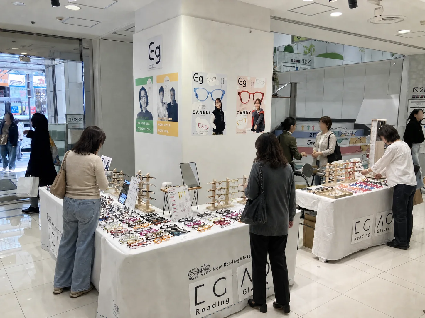 Egの老眼鏡を紹介する販売用の売場