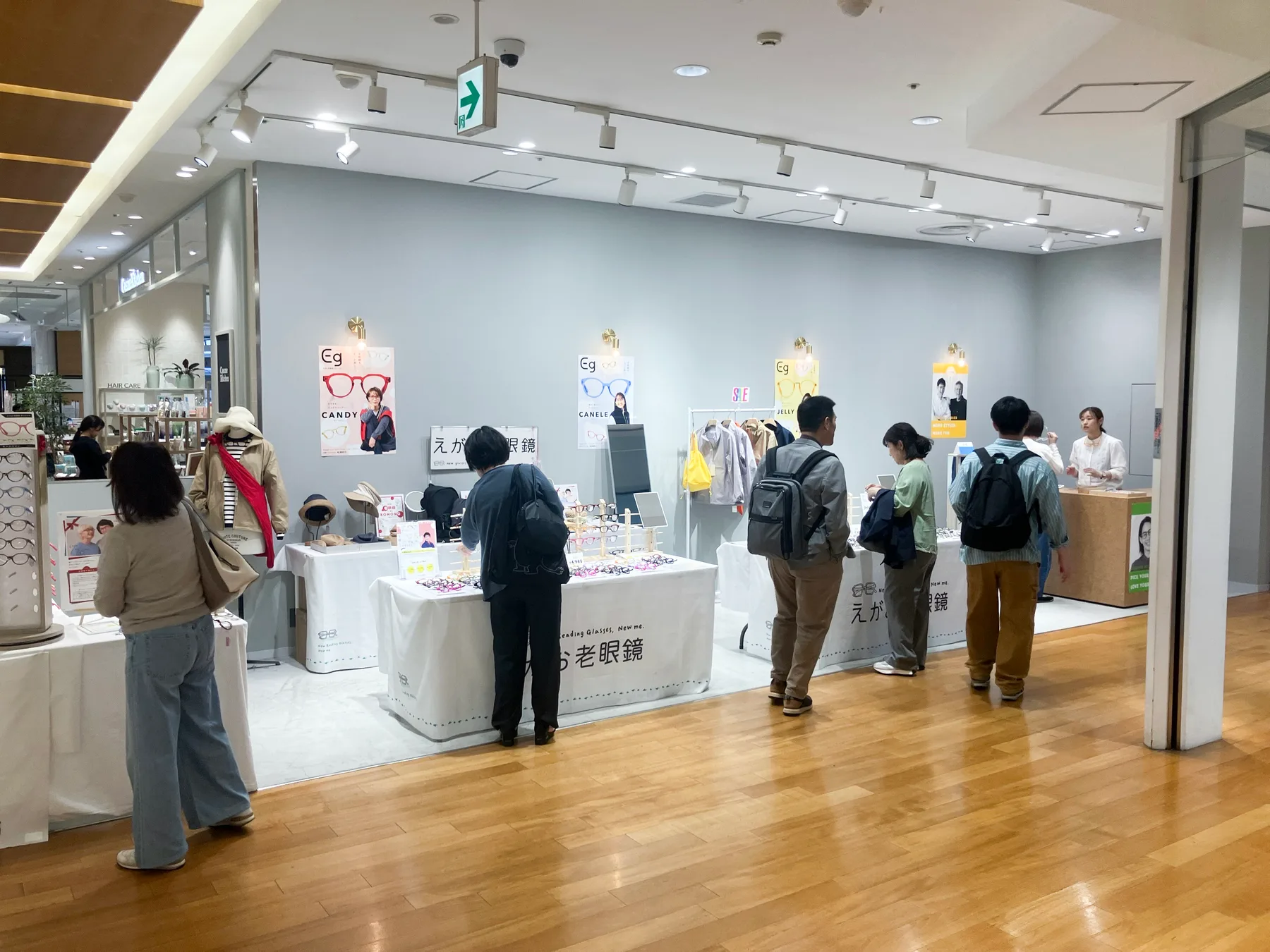 老眼鏡が並ぶ売場で商品を選ぶ来場者