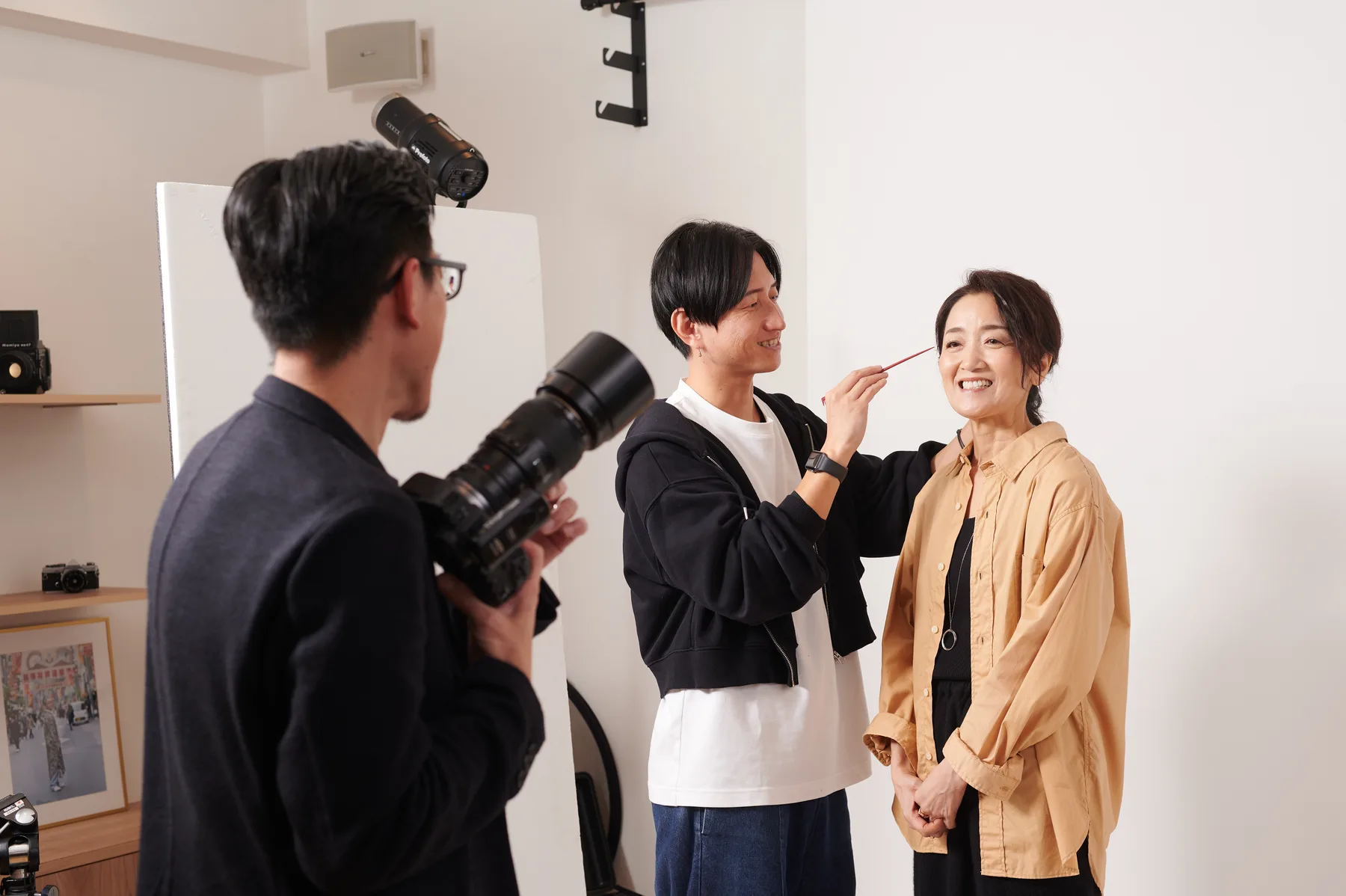 シニア女性にメイクを施すスタッフ
