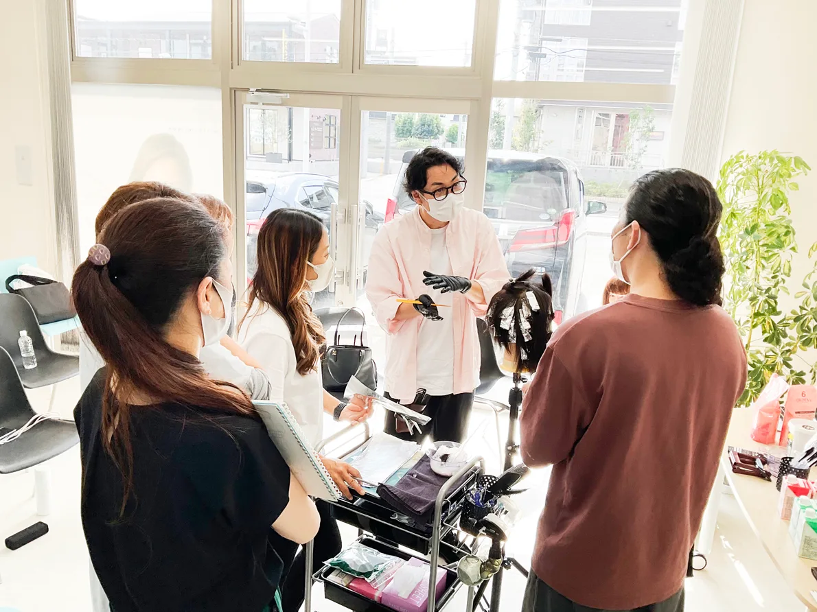 シニア女性へのヘアメイクを行う店舗サポートの現場